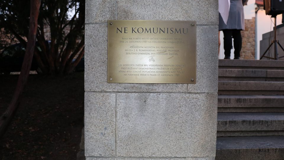 „Ne komunismu, řekli na tomto místě občané Uherského Brodu dne 24. listopadu 1989 na všelidovém shromáždění,“ píše se na památníku.