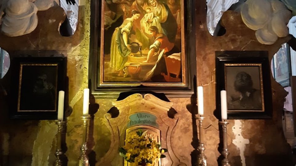 Oltář za oltářem s obrazem Narození Panny Marie