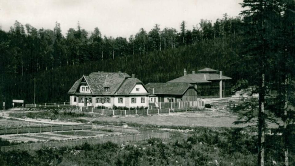 Turistitcká chata Na Tesáku, historické foto (2).jpg
