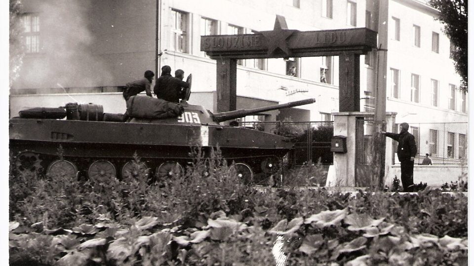 Okupační vojska před kasárnama v Holešově