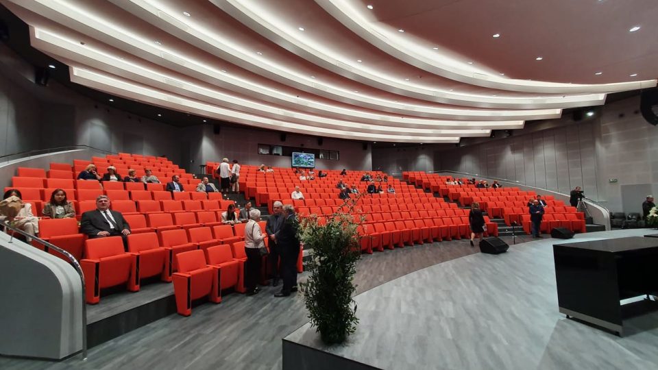 Nově zrekonstruovaná aula Univerzity Tomáše Bati ve Zlíně, slavnostní ceremoniál 13. dubna 2022