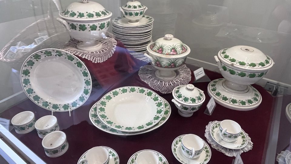 Porcelánové a kameninové nádobí nahradilo zdravotně závadné nádobí cínové