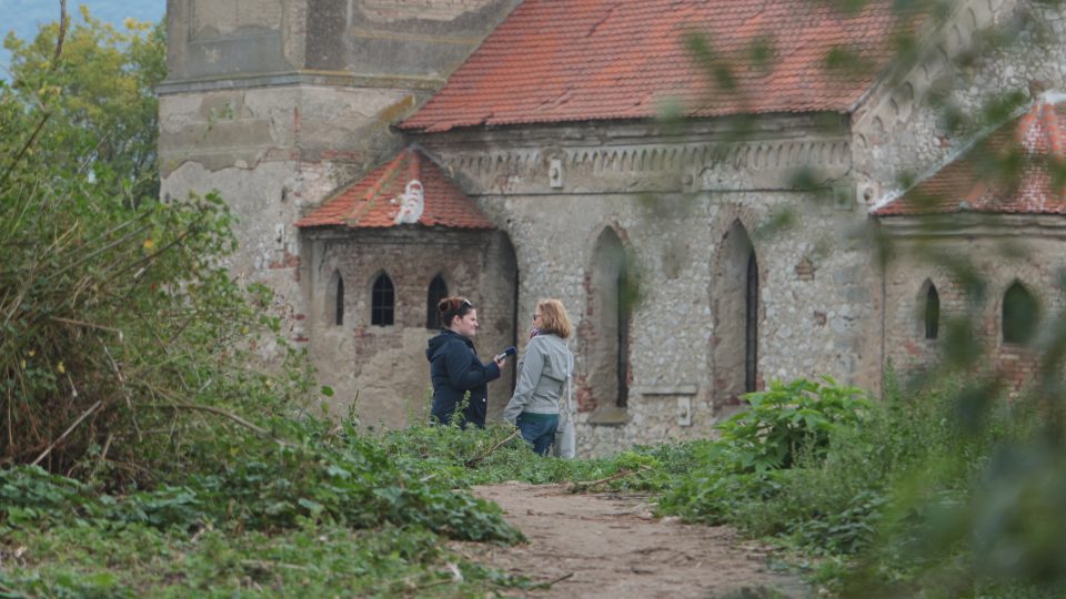 Kolegyně Štěpánka Kadlečková při natáčení reportáže na Kostelním ostrově