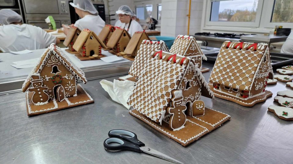 Střední škola hotelové a služeb v Kroměříži, vánoční pečení a zdobení perníkových chaloupek