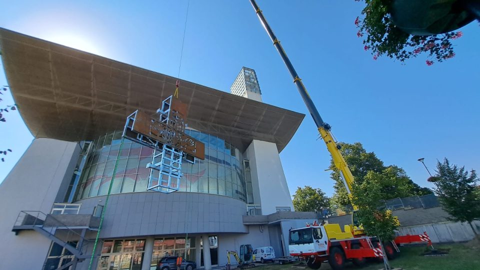 Instalovat kříž pomáhal také speciální jeřáb