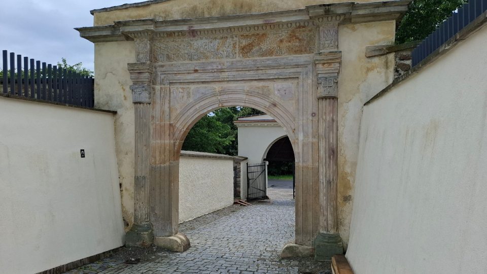 Vstupní brána do zámku v Moravské Třebové s letopočtem 1492 | foto: Tereza Brázdová, Český rozhlas Vstupní brána do zámku v Moravské Třebové s letopočtem 1492