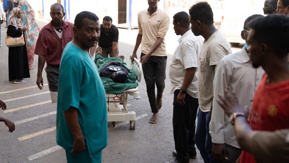 Chartúm v době revolučního dění v říjnu 2021. Royal Hospital - nemocnice v Chartúmu, kam odvážejí raněné.