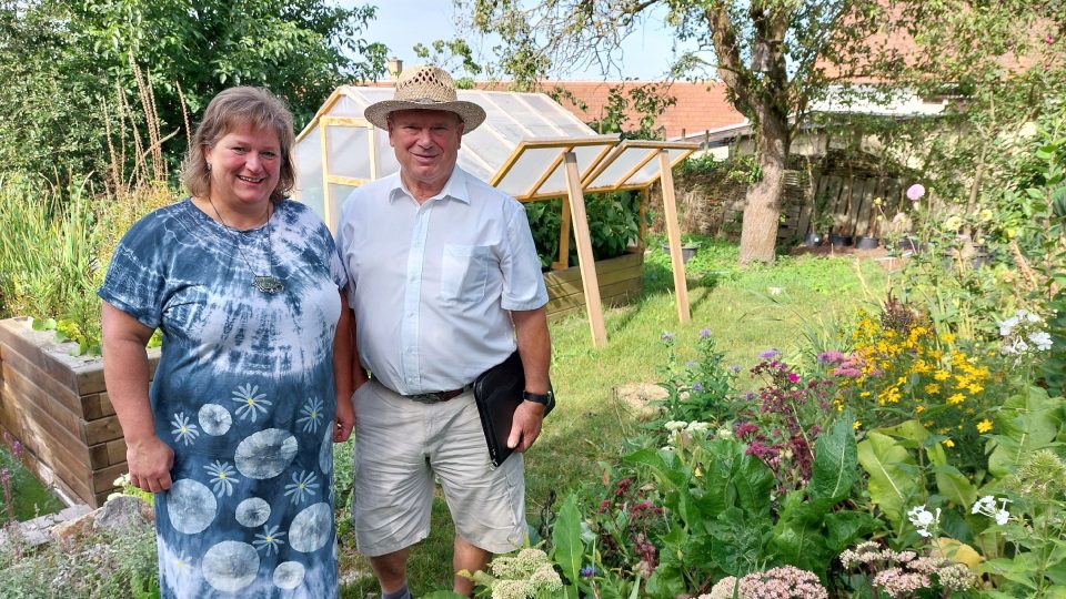 Eva Stoklásková a František Meduna ve své přírodní zahradě