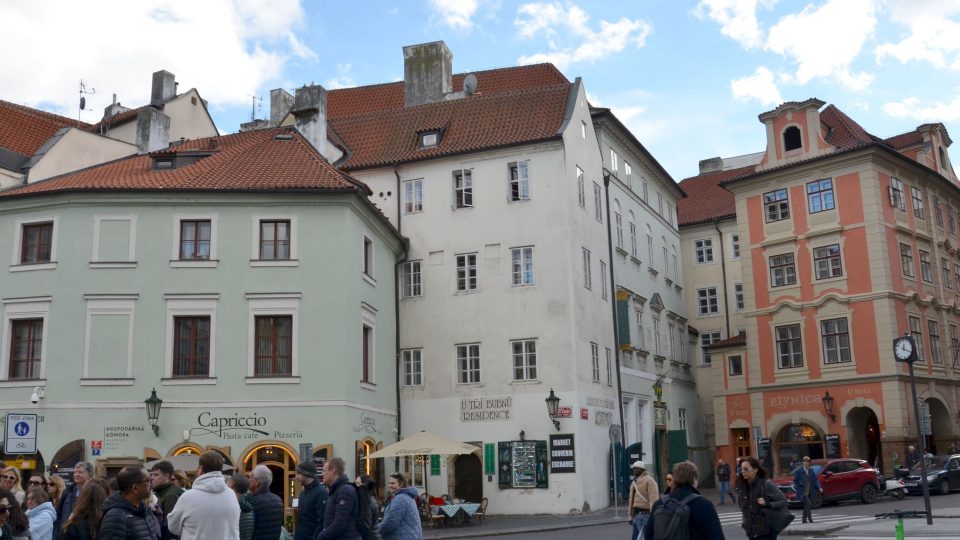 Mezi domem U Tří bubnů a domem U Zlatotepců stojí dům U Zelené žáby