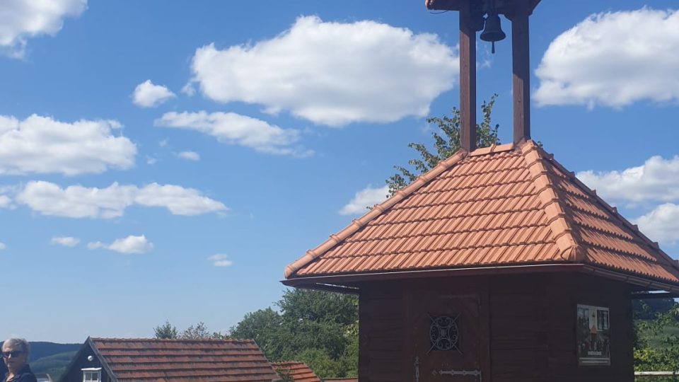 Stezka Českem s Veronikou, zvonice u muzea poslední žítkovské bohyně v Žítkové