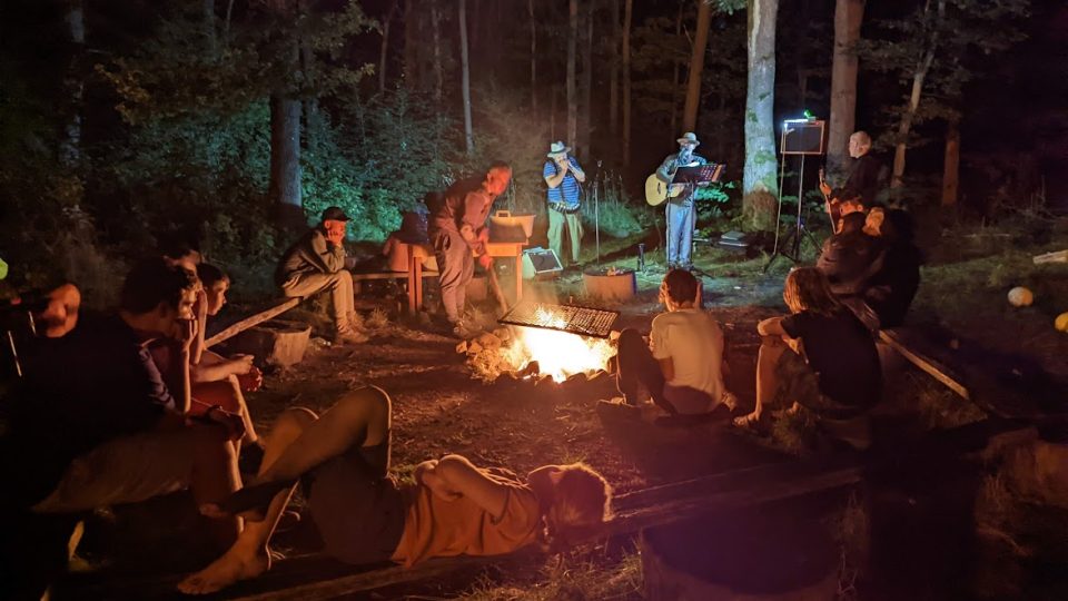 Večer je čas na další zábavu, například vytáhnout kytary a zazpívat si táborové písničky