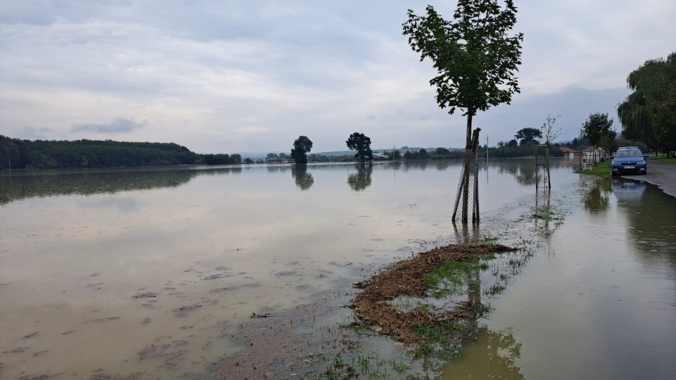 Kněžpole, stav hráze 17. 9. 2024, odčerpávání vody z polí v okolí Kněžpole