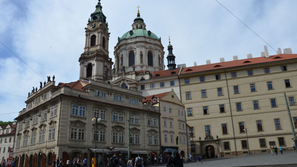 Malostranské náměstí s chrámem svatého Mikuláše a městskou zvonicí.JPG