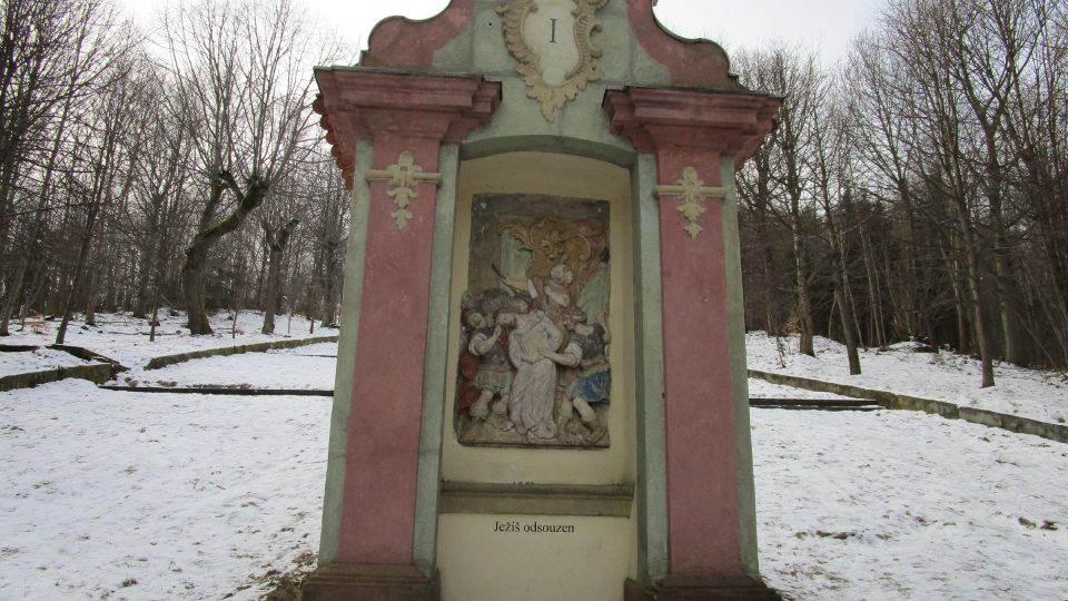 První zastavení. na křížové cestě v Jiřetíně pod Jedlovou | foto: Eva Bucharová, Český rozhlas První zastavení. na křížové cestě v Jiřetíně pod Jedlovou