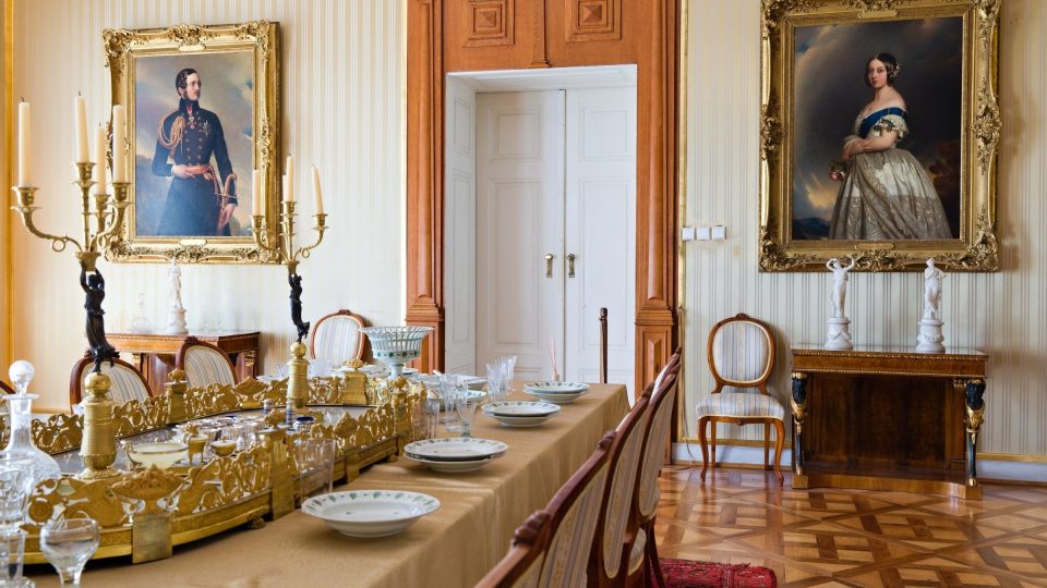 Na stěnách jídelny jsou unikátní portréty britské královny Viktorie a jejího manžela prince Alberta