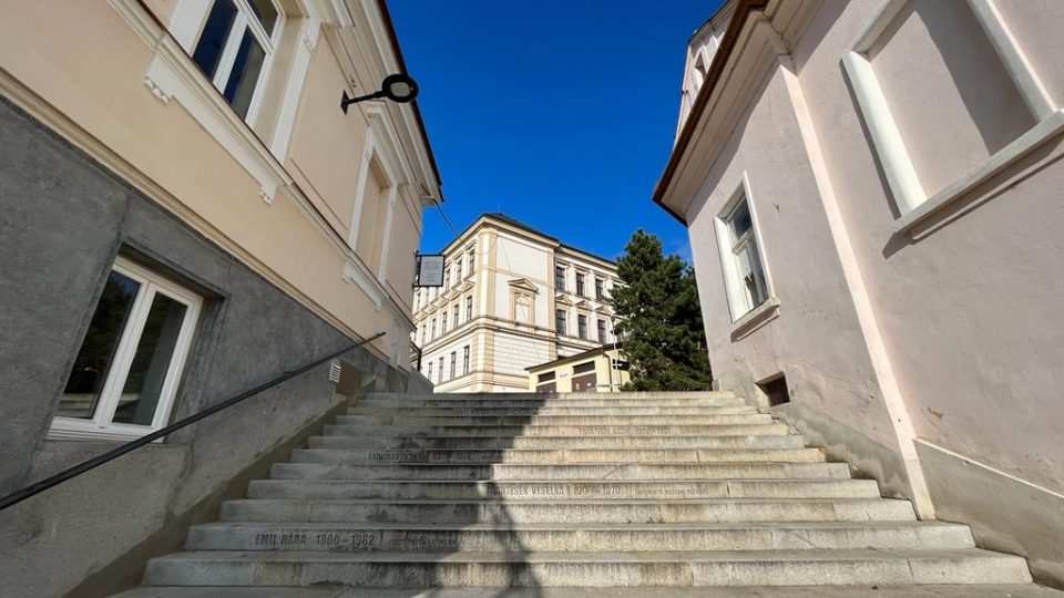 Uherský Brod, velké schody od nádraží, jména rodáků