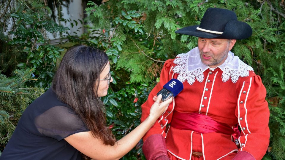 Evžen Petřík, velitel kroměřížských Biskupských manů, v rozhovoru s redaktorkou Českého rozhlasu Zlín Markétou Macháčkovou