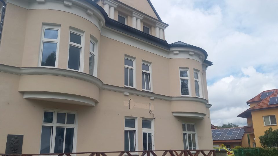 Kameny zmizelých, Karolína Haasová se synem Bedřichem Brumovská ulice, Valašské Klobouky | foto: Markéta Macháčková, Český rozhlas Kameny zmizelých, Karolína Haasová se synem Bedřichem Brumovská ulice, Valašské Klobouky