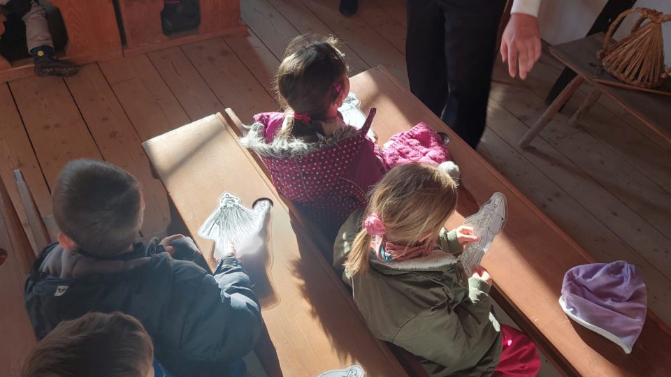 Program pro děti o masopustních tradicích ve staré škole ve Valašském muzeu v přírodě v Rožnově pod Radhoštěm