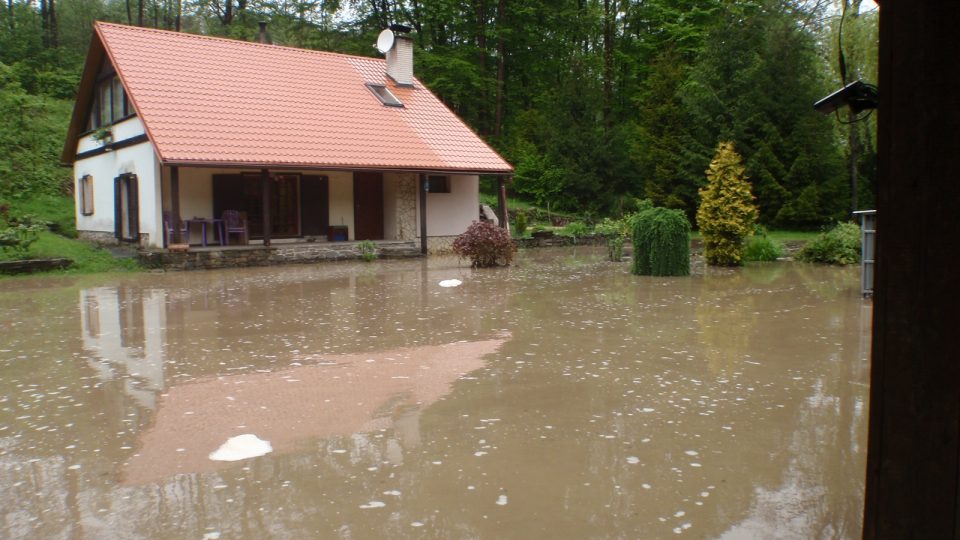 Hasiči odstraňovali následky bleskové povodně