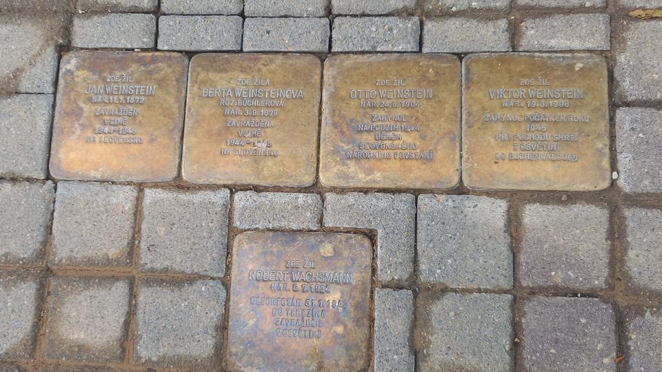 Kameny zmizelých, 5 před domem čp 167 na Masarykově náměstí ve Valašských Kloboukách | foto: Markéta Macháčková, Český rozhlas Kameny zmizelých, 5 před domem čp 167 na Masarykově náměstí ve Valašských Kloboukách