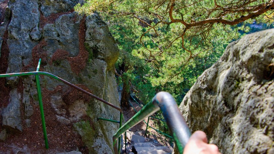 Cesta na vyhlídku Zahrádka vyžaduje fyzickou zdatnost | foto: Jaroslav Hoření, Český rozhlas Cesta na vyhlídku Zahrádka vyžaduje fyzickou zdatnost