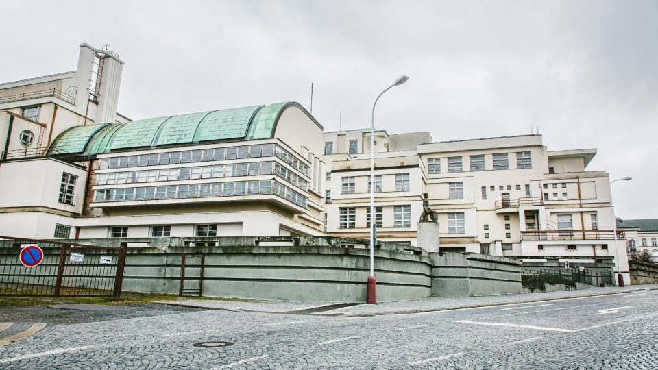 Dnešní podoba Střední průmyslové školy v Mladé Boleslavi - budova tvoří složitý stavební organismus komponovaný jako symbolika stroje (ústřední budova je třípatrová, na ni navazuje soustava bočních křídel, bran a teras) | foto: Jana Volková Dnešní podoba Střední průmyslové školy v Mladé Boleslavi - budova tvoří složitý stavební organismus komponovaný jako symbolika stroje (ústřední budova je třípatrová, na ni navazuje soustava bočních křídel, bran a teras)