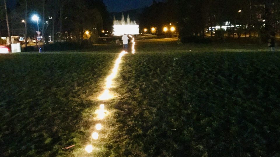 Sedm stovek metrů dlouhý řetěz vytvořený ze svíček ve Zlíně