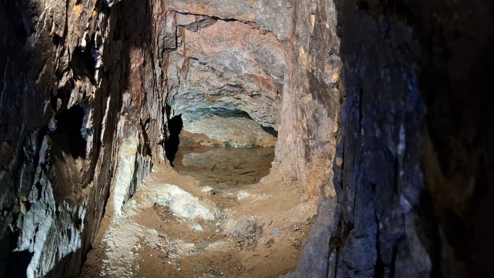Ve štole sv. Josefa se místy prolézá nízkým překopem k další zlatonosné žíle, kolem které vede návazná chodba | foto: Markéta Vejvodová, Český rozhlas Ve štole sv. Josefa se místy prolézá nízkým překopem k další zlatonosné žíle, kolem které vede návazná chodba