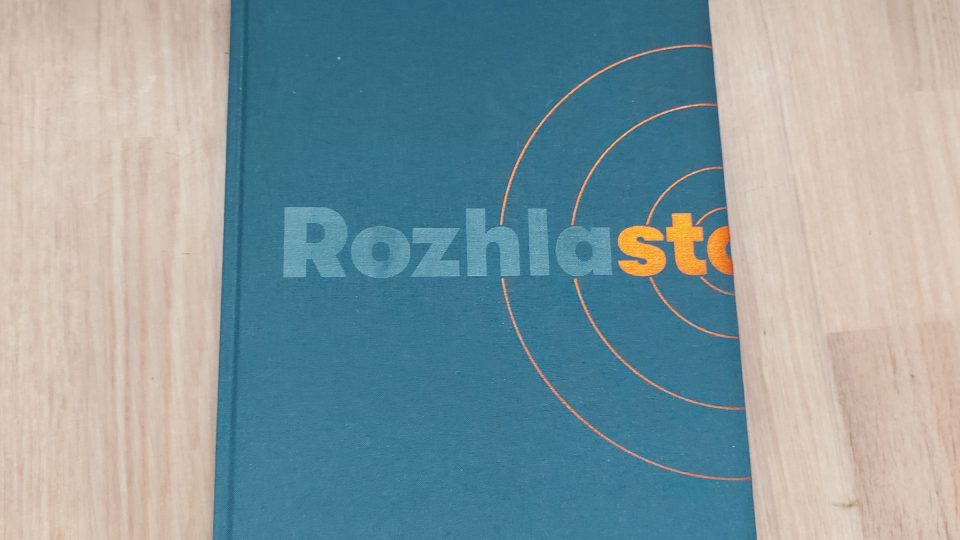 Kniha Rozhlasto vznikla ke 100 letům rozhlasu | foto: Dana Josefová, Český rozhlas Kniha Rozhlasto vznikla ke 100 letům rozhlasu