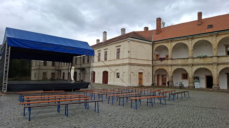 Na nádvoří zámku v Moravské Třebové se po celé léto konají kulturní akce | foto: Tereza Brázdová, Český rozhlas Na nádvoří zámku v Moravské Třebové se po celé léto konají kulturní akce