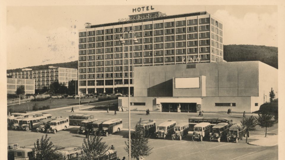 Společenský dům (Hotel Moskva a Velké kino) před kterým je autobusové nádraží (pohlednice z roku 1947)