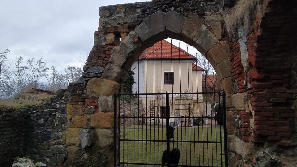 Psa současných majitelů se nemusíte bát, hlídá za plotem | foto: Kateřina Dobrovolná, Český rozhlas Psa současných majitelů se nemusíte bát, hlídá za plotem