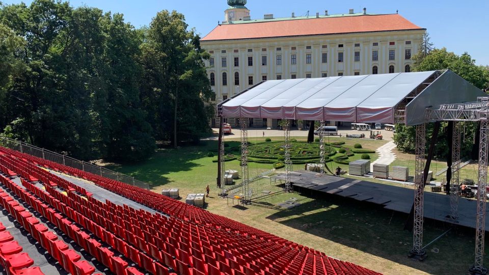 V Podzámecké zahradě v Kroměříži právě vyrůstá obří aréna pro víc než dvě tisícovky diváků