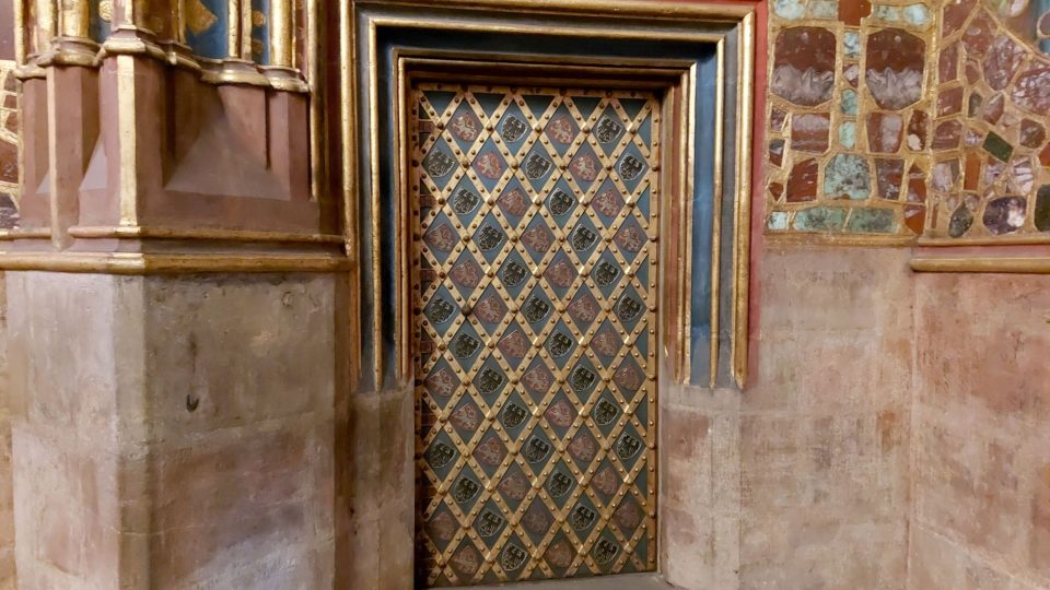 Dveře se sedmi zámky v jihozápadním rohu kaple vedou do Korunní komory, v níž jsou uloženy české korunovační klenoty | foto: Jolana Nováková, Český rozhlas Dveře se sedmi zámky v jihozápadním rohu kaple vedou do Korunní komory, v níž jsou uloženy české korunovační klenoty