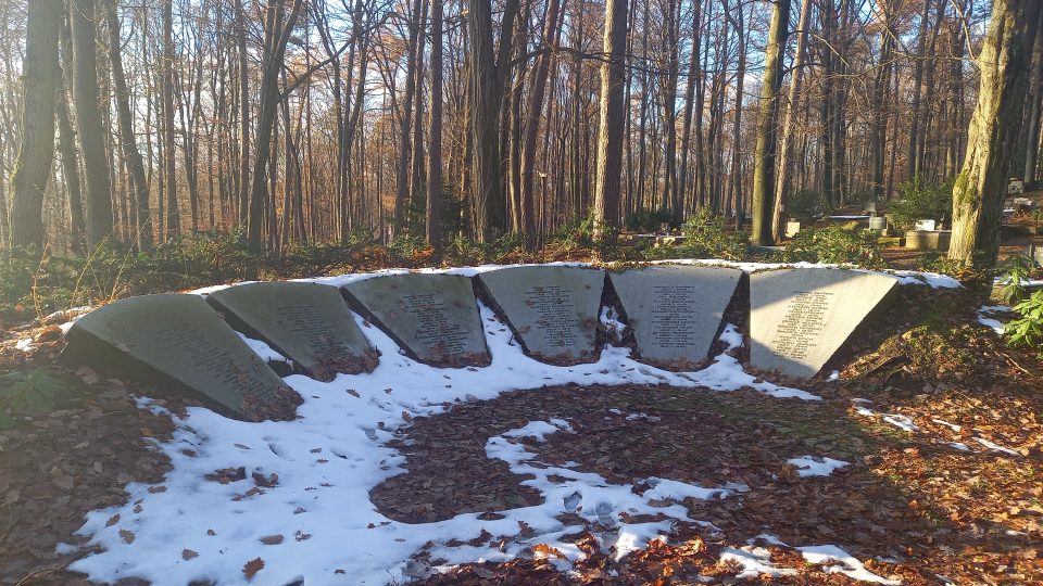 Zlín, Lesní hřbitov, připomínka obětí zajateckého tábora Rybníky