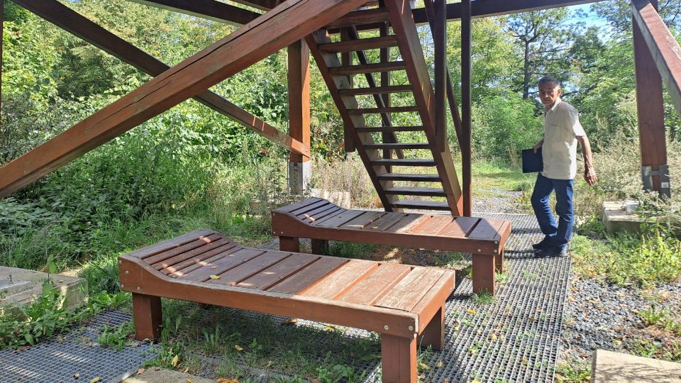 Po sestupu z rozhledny je možné využít odpočinkovou zónu. Jsou tu dřevěná lehátka i lavice se stolem | foto: Eva Bucharová, Český rozhlas Po sestupu z rozhledny je možné využít odpočinkovou zónu. Jsou tu dřevěná lehátka i lavice se stolem