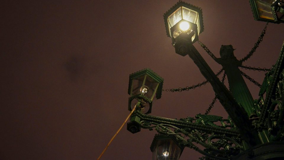 Rozsvěcení plynového kandelábru na Hradčanském náměstí si vyzkoušeli i přihlížející