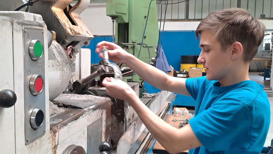 Praktická výuka budoucích obráběčů kovů probíhá v podniku na výrobu hydraulických válců a leteckých podvozků
