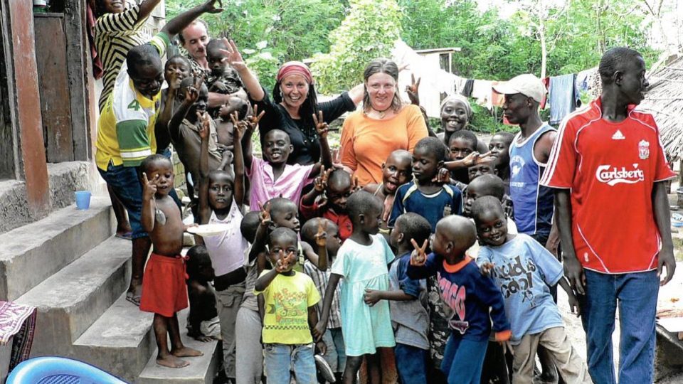 Gabriela Netopilová Sluštíková jako dobrovolnice v sirotčinci v Ghaně