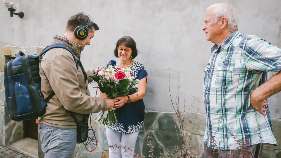 Patrik Rozehnal předává kytici Haně Hrobařové, Jiří dohlíží | foto: Jana Volková Patrik Rozehnal předává kytici Haně Hrobařové, Jiří dohlíží