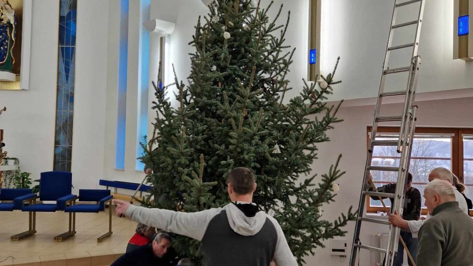 Kostel Panny Marie Pomocnice křesťanů na sídlišti Jižní Svahy, Zlín,  stavění vánočního stromu 2023