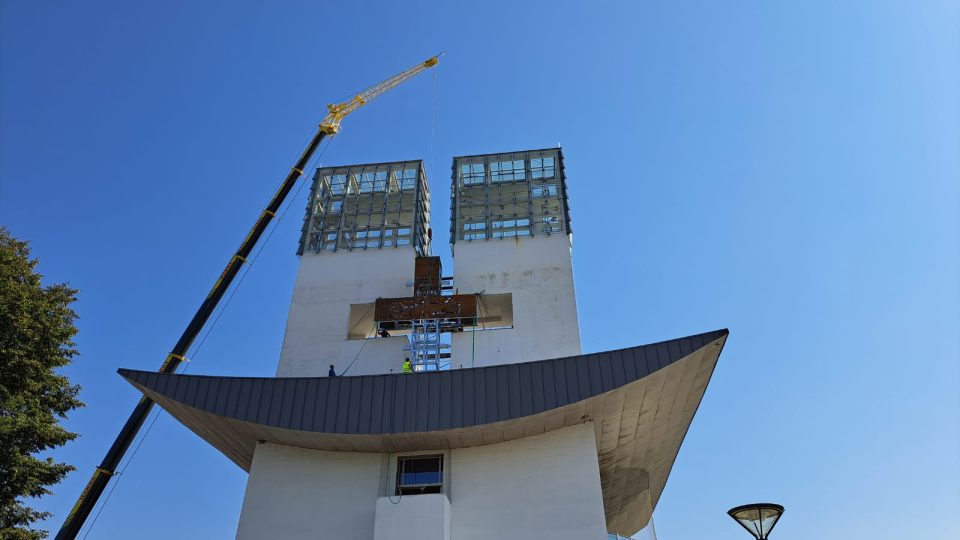 Kříž má  symbolizovat příchod svatých Cyrila a Metoděje na Moravu