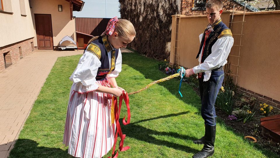 Koledníci z folklorního souboru Olšava dnes obcházely dívky s pomlázkou na Uherskobrodsku