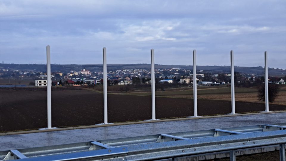 Stavba D55 mezi Starým Městem a Moravským Pískem, instalace sítí na ochranu ptáků a netopýrů