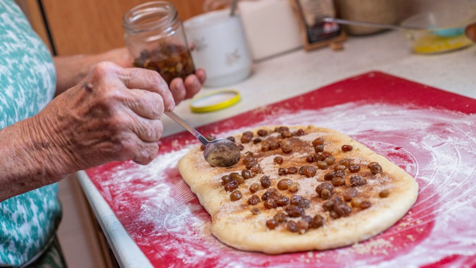 Poslední vrstvu náplně tvoří rozinky máčené v rumu