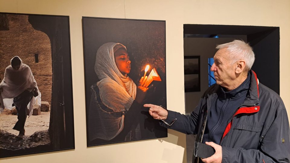 Výstava Objímání s folklorem z tvorby Pavla Popelky v Uherském Brodě (na fotografii i autor Pavel Popelka)