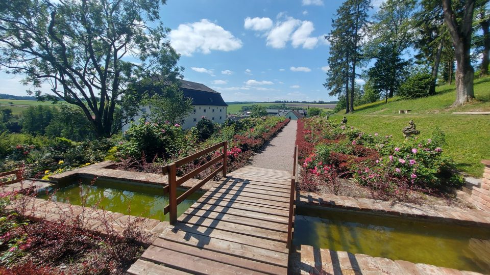 Nová terasová zahrada poblíž barokní sýpky zámku Nově Hrady | foto: Tereza Brázdová, Český rozhlas Nová terasová zahrada poblíž barokní sýpky zámku Nově Hrady