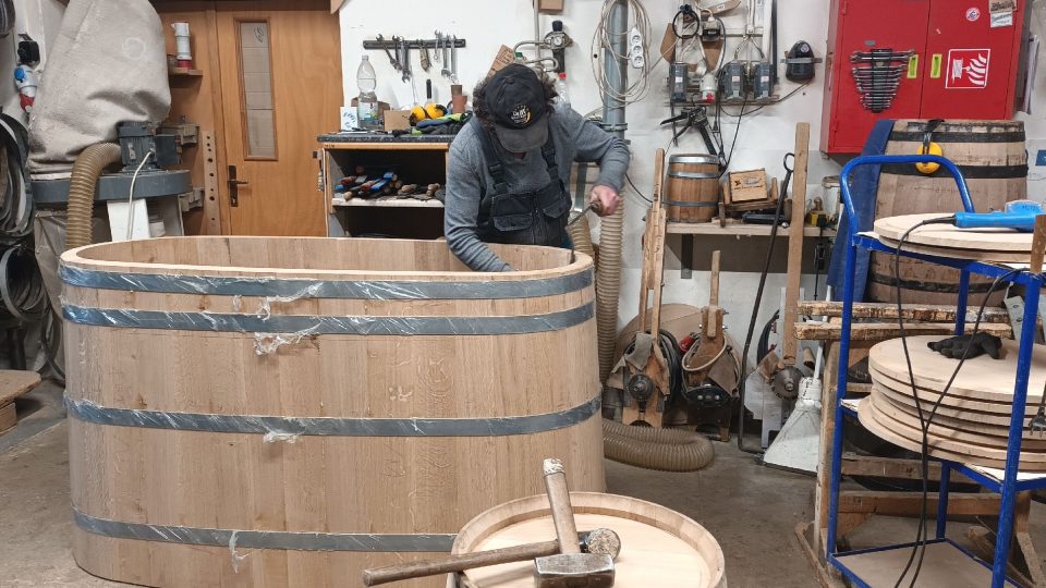 V dílnách vyrábějí zkušení bednáři sudy, vany, květináče i chladicí kádě | foto: Silvie Pospíšilová, Český rozhlas V dílnách vyrábějí zkušení bednáři sudy, vany, květináče i chladicí kádě