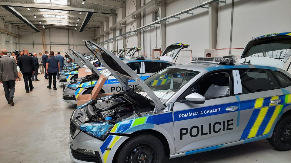 Nové policejní vozy vylepšují v Kunovicích
